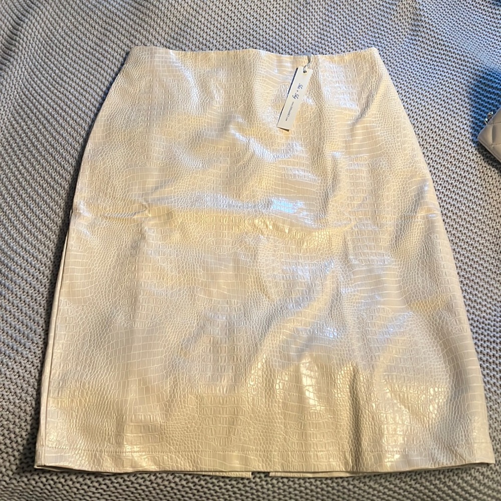 Skirt size medium(new)